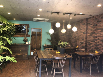 風情溢れる裏路地にある『...and E』 ﾌﾞﾙｯｸﾘﾝ風の店内では、名物ﾌﾚﾝﾁﾄｰｽﾄ、ﾊﾞﾅﾅｼﾞｭｰｽやﾊﾟｽﾀをご提供♪｜...and E -cafe-