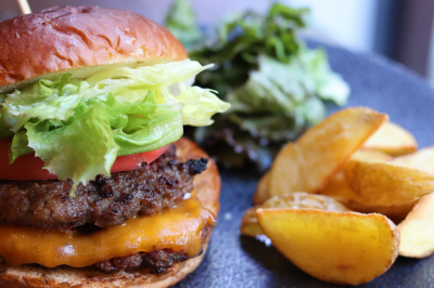 風情溢れる裏路地にある『...and E』 ﾌﾞﾙｯｸﾘﾝ風の店内では、名物ﾌﾚﾝﾁﾄｰｽﾄ、ﾊﾞﾅﾅｼﾞｭｰｽやﾊﾟｽﾀをご提供♪｜...and E -cafe-